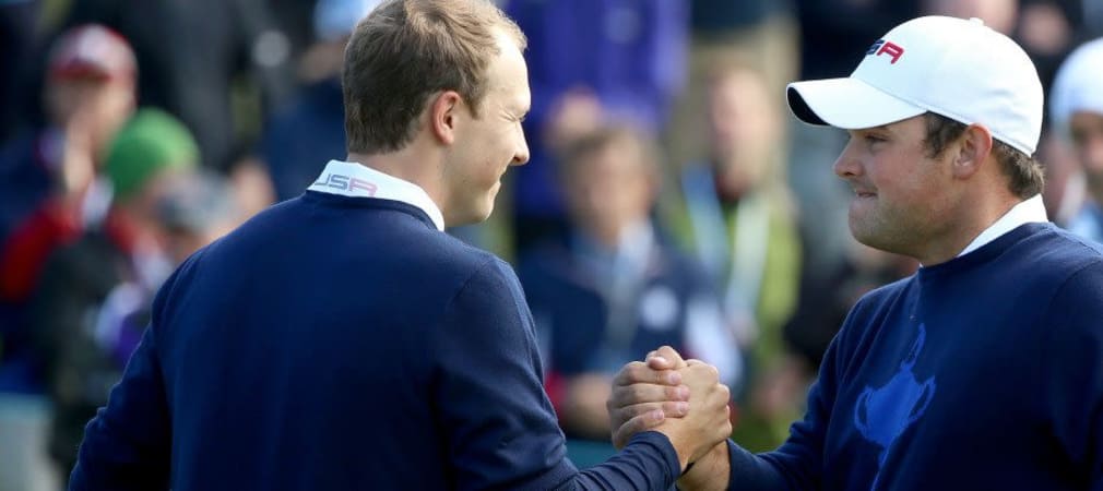 Oben auf waren nach dem Duell mit Martin Kaymer und Thomas Björn leider nur die Amerikaner Jordan Spieth (l.) und Patrick Reed.