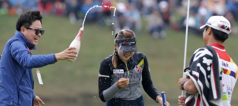 Mit erst 19-Jahren gewinnt Kyu Yung Baek die HanaBankChampionship und feiert damit ihren ersten Sieg auf der LPGA Tour. (Foto: Getty)