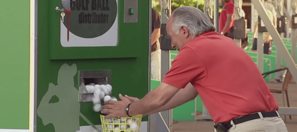 Ein fieser Streich mit dem Ballautomaten - aber sehr amüsant, wenn die versteckte Kamera an ist! (Foto: Youtube)