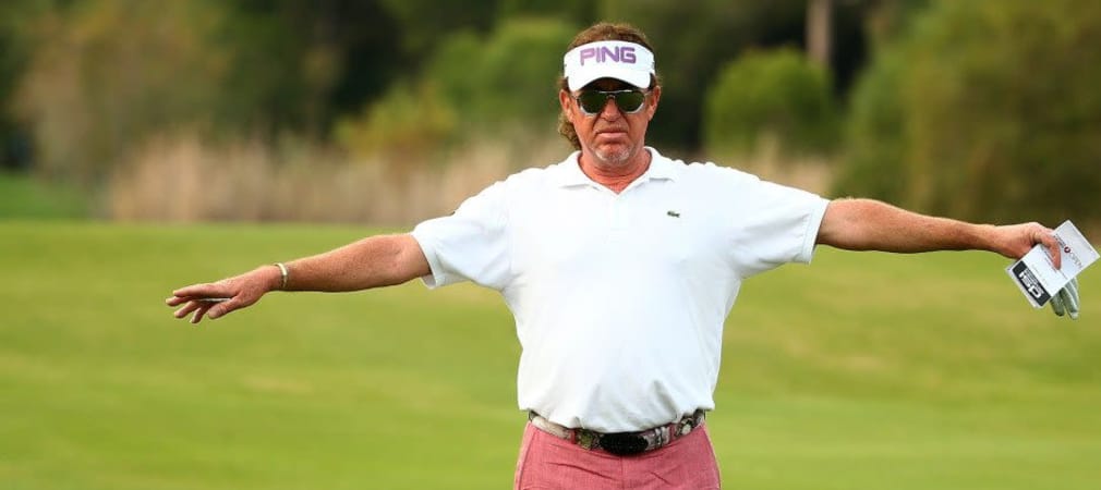 In altrosaner Hose, aber mit alles andere als altrosanem Spiel: Miguel Angel Jimenez führt bei der Turkish Airlines Open. (Foto: Getty)