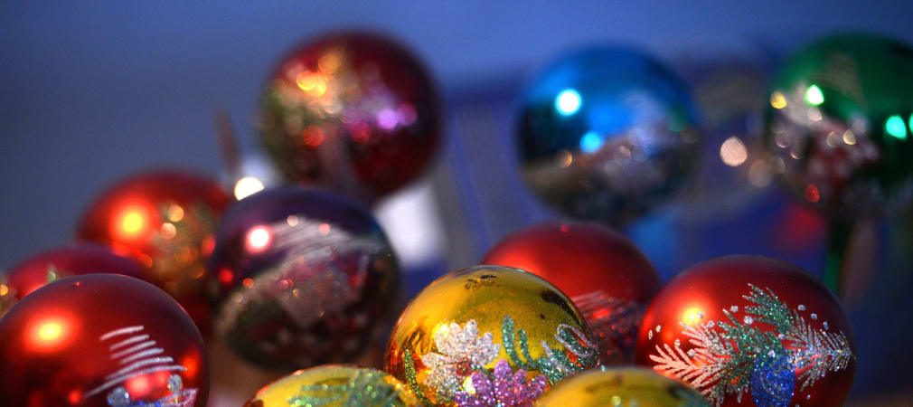 Weihnachtskugeln am Tannenbaum sorgen für eine weihnachtliche Stimmung - Merry Christmas. (Bild: Getty Images)