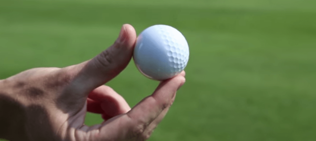 Warum eigentlich Dimples? Am besten erklärt es sich, wenn eine Seite des Balles keine hat. (Foto: Youtube)
