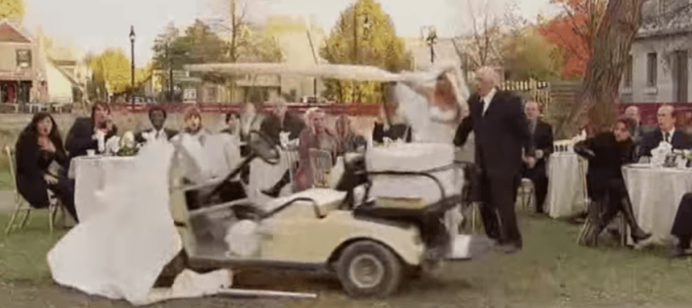 Golfcart und Hochzeitstorte - eine gefährliche Kombination! (Foto: Youtube)