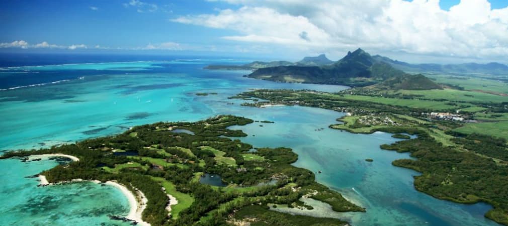 Der Le Touessrok Golfplatz schlängelt sich seinen Weg rund um die Ile aux Cerfs. Eine kleine Insel, die direkt an der Trou d´Eau Douce liegt, der größten Lagune Mauritius.