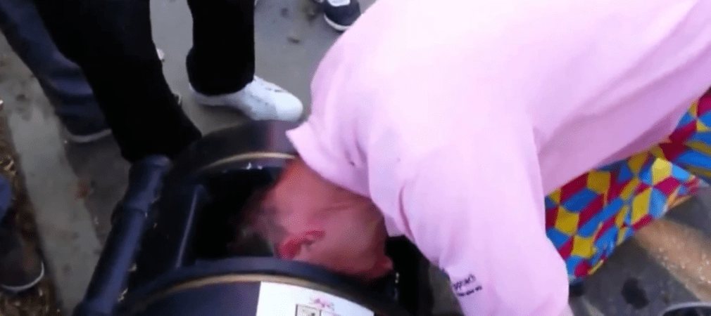 Dummheit oder Pech? Ein Golfer bleibt mit dem Kopf im Mülleimer stecken. (Foto: Youtube)