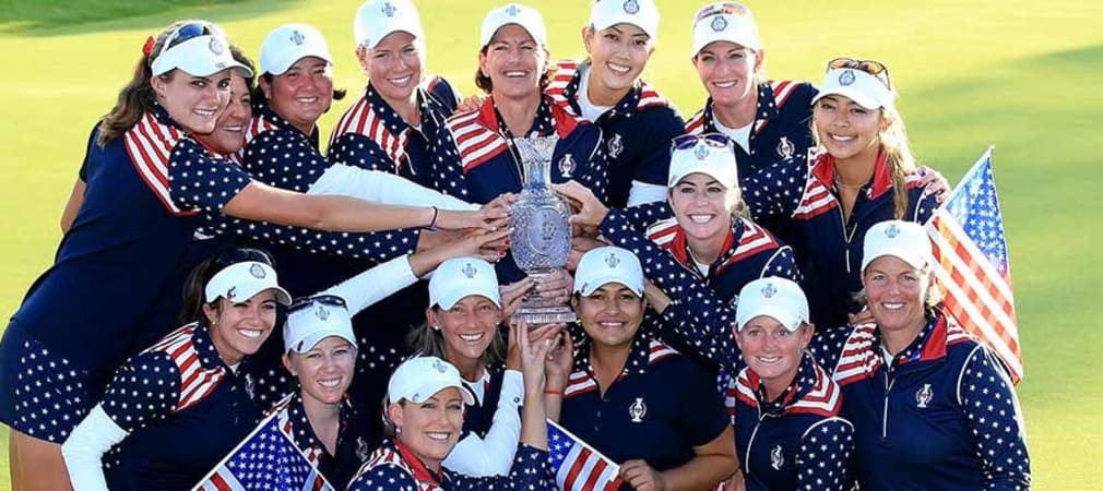 Das siegreiche Team USA mit dem Objekt der Begierde, dem Solheim Cup.