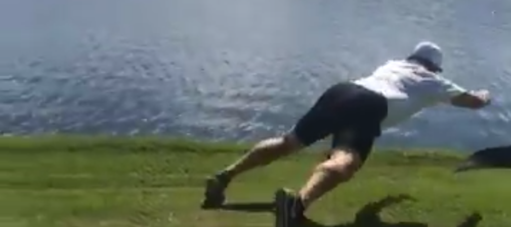 Jeremy Roedick tackelt einen Alligator. Nicht nachmachen. (Foto: Screenshot)