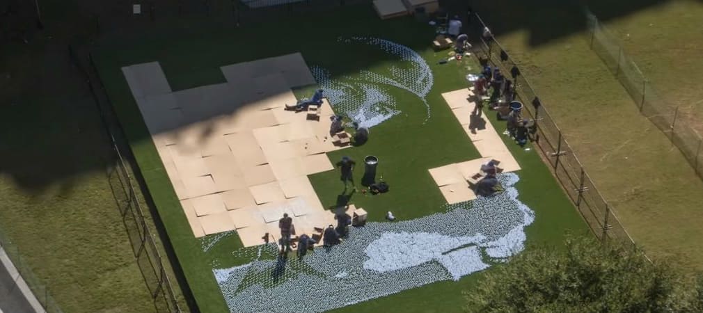 Von einer Aussichtsplattform können Besucher das riesige Mosaik von Jordan Spieth bewundern. (Foto: Screenshot)