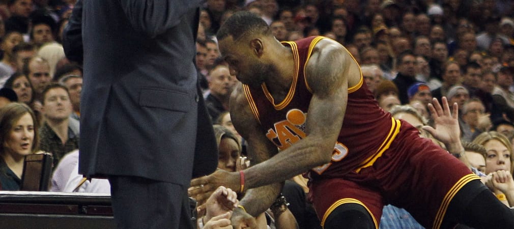 LeBron James fällt beim Basketballspiel seiner Cleveland Cavaliers gegen Oklahoma City Thunder in die Zuschauerreihe und verletzt dabei Ellie Day, Ehefrau von Jason Day. (Foto: Getty)