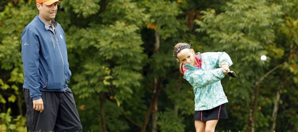 Golfunterricht für die ganze Familie - damit versucht ein Golfclub in England den Nachwuchs zu gewinnen.