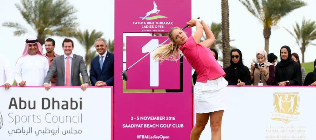 Die Belgierin Caroline Mertens beim symbolischen Tee Off auf der Anlage des Saadiyat Beach Golf Club. Im November kämpft die Proette auf der Ladies European Tour erstmals in Abu Dhabi um einen Titel.