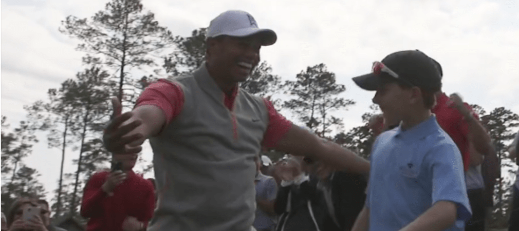 Der große Tiger Woods hat bereits viele eigene Schläge bejubelt. Jetzt freut er sich über das Ass eines Youngster.
