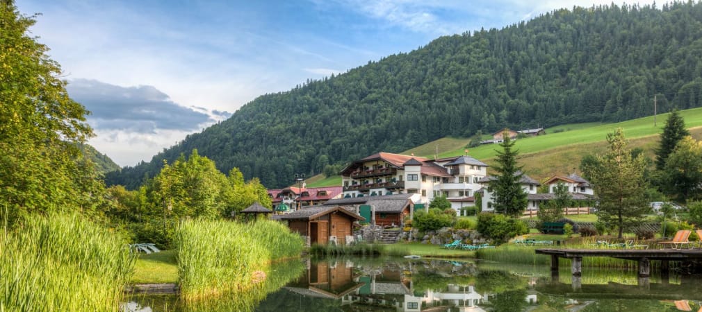 Das Hotel liegt im beschaulichen Weiler Gasteig, auf einer Anhöhe zwischen St. Johann in Tirol und Kirchdorf inmitten der Kitzbüheler Alpen im Herzen Tirols. (Foto: Gasteiger Jagdschlössl)