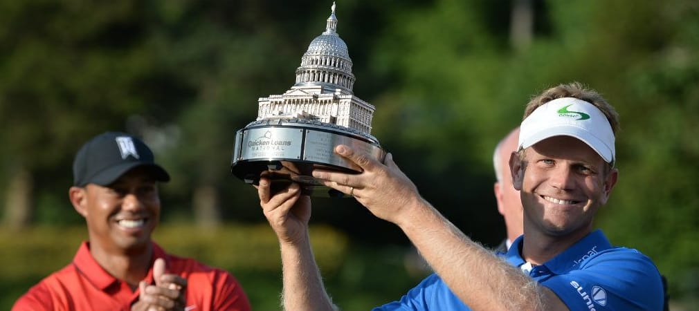 Billy Hurley III mit der Tropähe des Quicken Loans National und Schirmherr Tiger Woods. (Foto: Getty)