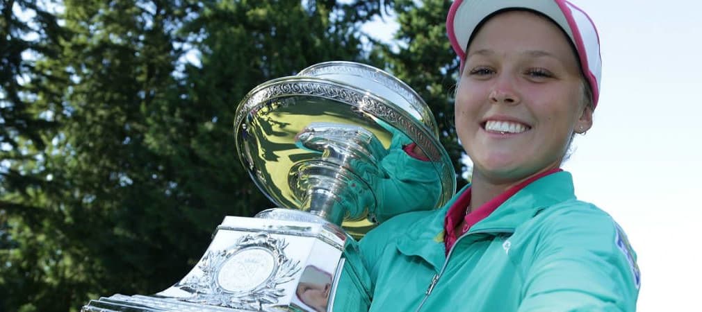 Brooke Henderson holt sich den Pokal und ihrn ersten majorsieg bei der KPMG Women's PGA Championship. (Foto: Getty)