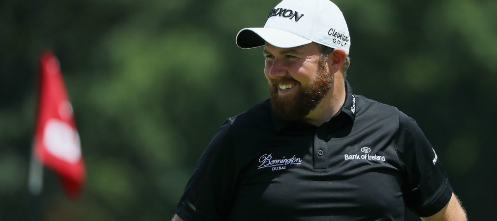 Shane Lowry lacht dem
