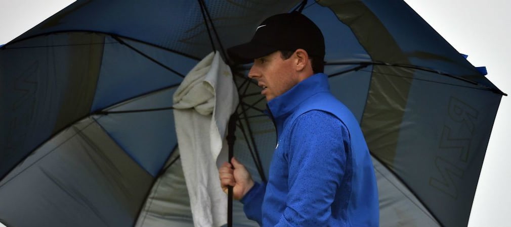 Rory McIlroy sucht Schutz vor Regen und Wind an Tag zwei der Open Championship im Royal Troon Golf Club. (Foto: Getty)