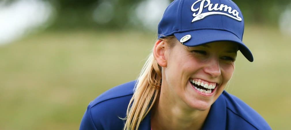 Moderatorin Annica Hansen reitet nicht nur, sondern spielt auch mit viel Freude Golf.