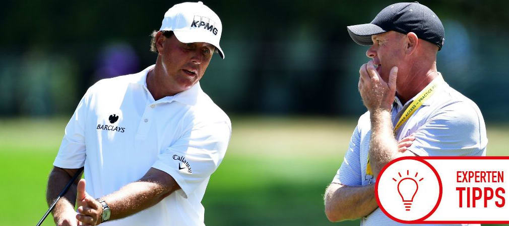 Phil Mickelson bespricht mit seinem Coach Andrew Getson sein Spiel. Werda wohl das Sagen hat? (Foto: Getty)