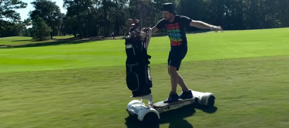 Sieht leicht aus - soll es auch sein. Das Fahren mit dem Golfboard ist in wenigen Minuten erlernt. (Foto: Screenshot)