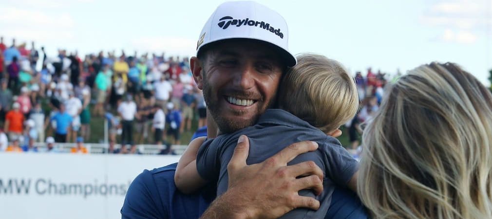 Dustin Johnson ist im vollkommenen Glück angekommen. Mit seinem Sohn im Arm feiert er den Sieg bei der BMW Championship. (Foto: Getty)