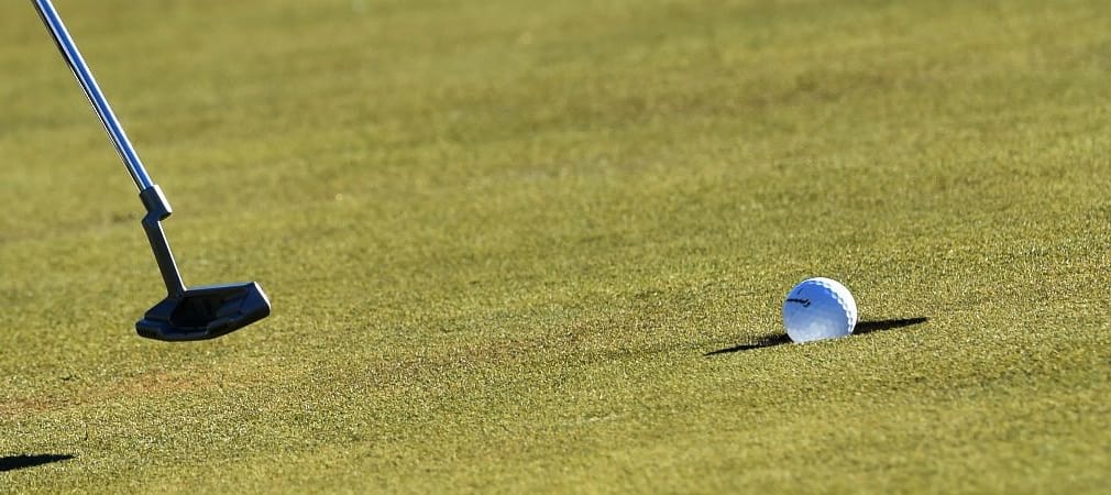Den Golfball mittels Line Up markieren für eine höhere Putt-Garantie. Hilft das wirklich? (Foto: Getty)