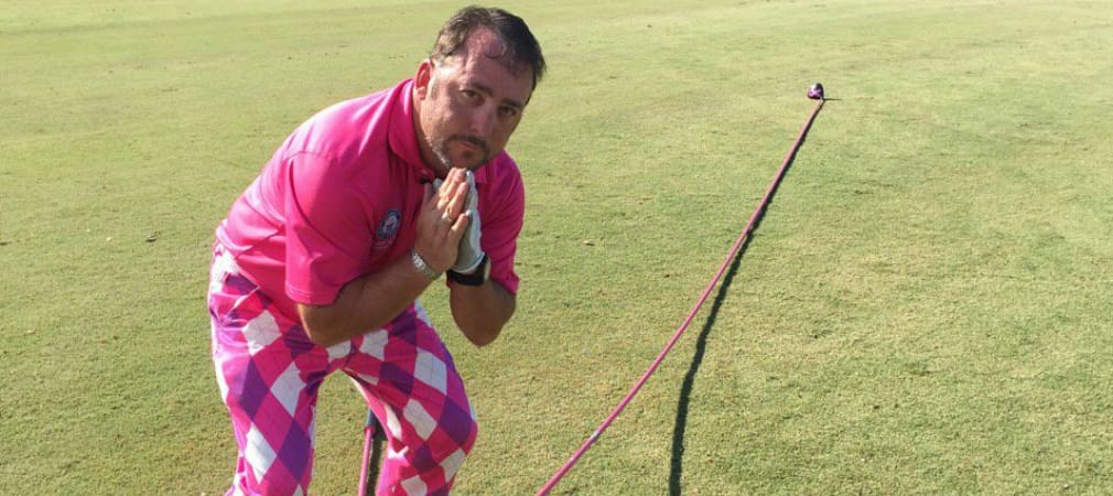Michael Furrh versucht den Weltrekord mit seinem 8,5 Meter langem Putter. (Foto: Twitter/@photojoyce)