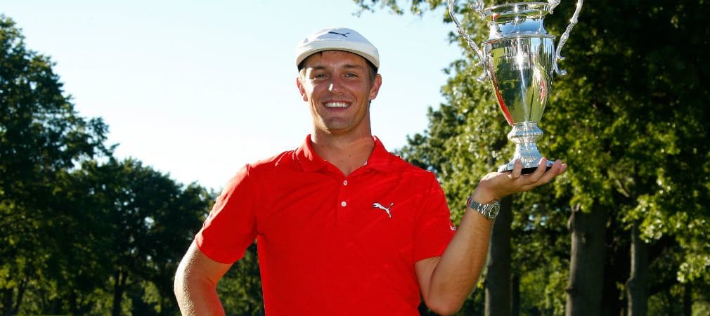 Bryson DeChambeau freut sich bei der DAP Championship über die Trophäe und seine Tourkarte für die Saison 2016/17. (Foto: Getty)