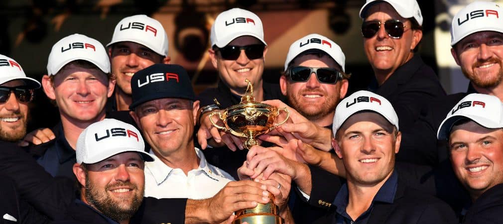 Sie wollten ihn gar nicht mehr hergeben: Team USA holt den Ryder Cup nach acht Jahren zurück auf den amerikanischen Kontinent. (Foto: Getty)
