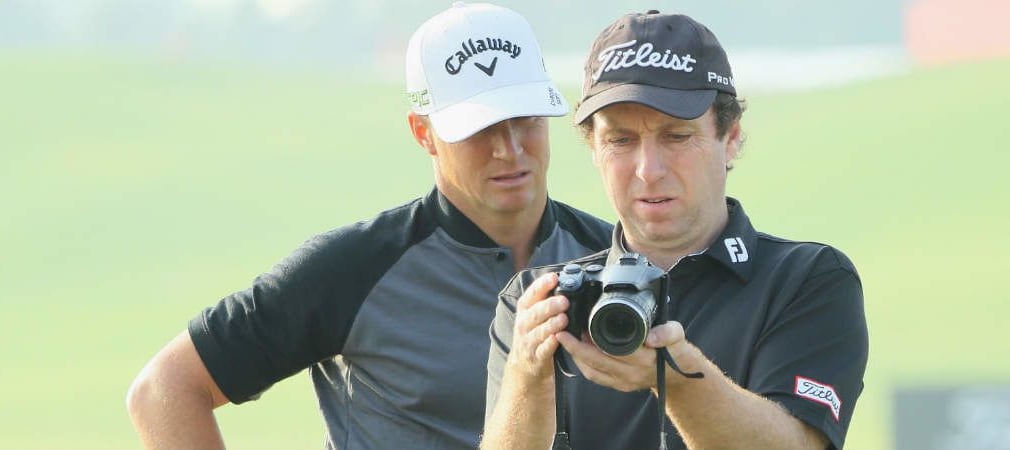 Auch Alex Noren und sein Coach analysieren gemeinsam die Ergebnisse der Trainingsarbeit. (Foto: Getty)