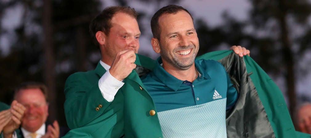 Mit einem breiten Lächeln nimmt Sergio Garcia das Green Jacket beim US Masters 2017 in Empfang. (Foto: Getty)