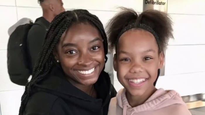 Young gymnast has chance encounter with one of her role models at the airport, Simone Biles