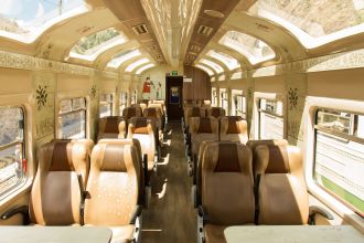 Vista interna do trem da PeruRail, classe Expedition