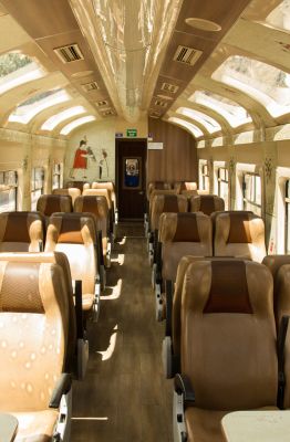 Vista interna do trem da PeruRail, classe Expedition