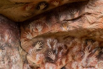 Painel de mãos em negativo na Cueva de las Manos (Marcos Borges/A 4 Pés)