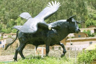 Situada em Cotabambas esta escultura representa a festa de yawar (© Sankaypillo, Wikimedia Commons)