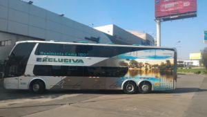 Ônibus em Lima, de empresa Excluciva, onde a cama reclina 180º