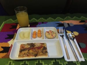 Foto da bandeja de jantar servida no trem da PeruRail, classe Vistadome