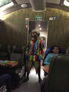 Foto de uma apresentação da cultura peruana dentro do trem da PeruRail, classe Vistadome