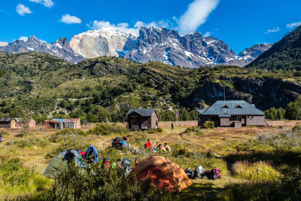 Foto do Refugio Dickson com as montanhas ao fundo (Guia Torres del Paine)