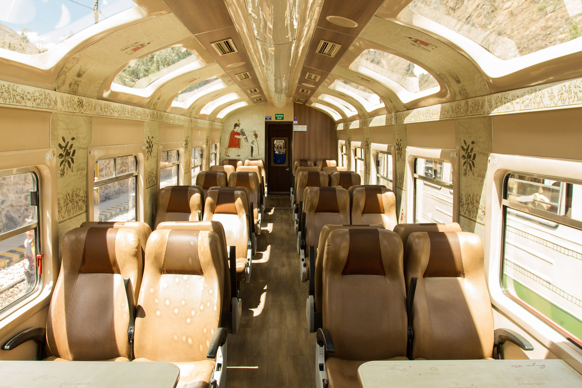 Vista interna do trem da PeruRail, classe Expedition
