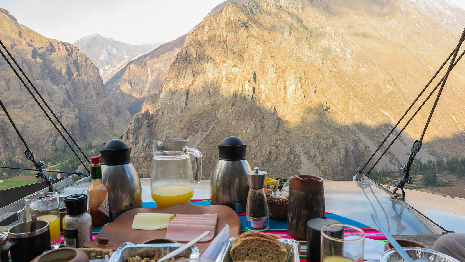 Skylodge Adventure Suites - Café da manhã no alto da cápsula