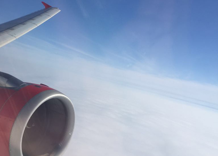 Asa de avião da Avianca sobrevoando mar de nuvens a caminho do Peru