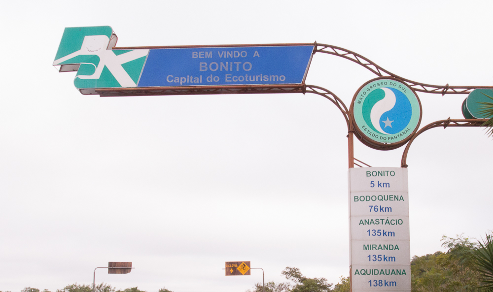 Foto com placa dizendo bem vindo a Bonito na chegada a cidade