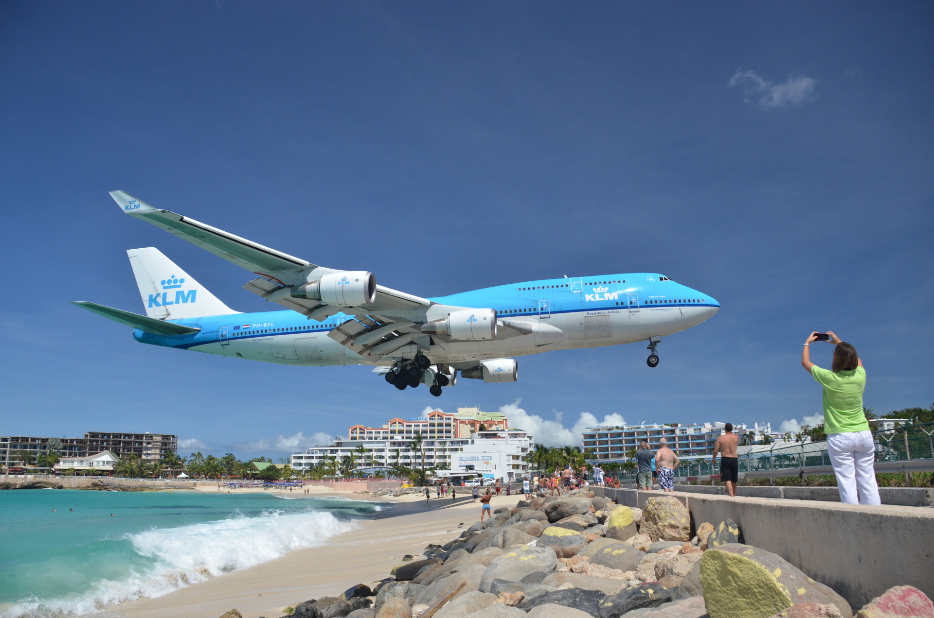 KLM airplane landing at SXM airport in Maho Beach, St. Maarten (alljengi/flickr)