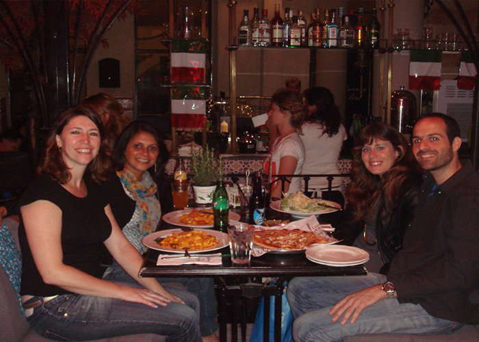 Jantar com meu amigo Oded e sua namorada (atual esposa) e minha amiga de viagem, Solange (Foto: Arquivo pessoal Elaine Gilli).