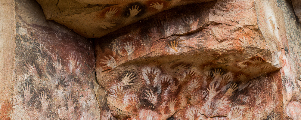 Painel de mãos em negativo na Cueva de las Manos (Marcos Borges/A 4 Pés)