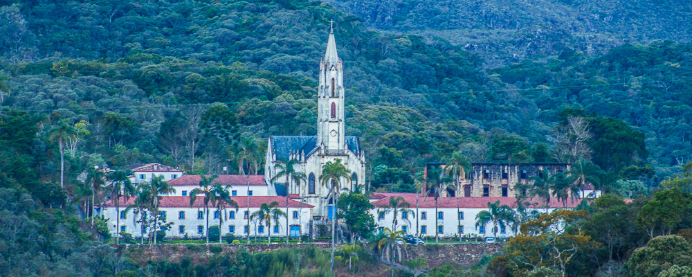 Capa Vista do Santuário do Caraça da estrada a caminho do mesmo (Marcos Borges/A 4 Pés)
