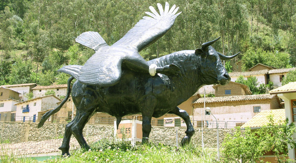 Situada em Cotabambas esta escultura representa a festa de yawar (© Sankaypillo, Wikimedia Commons)