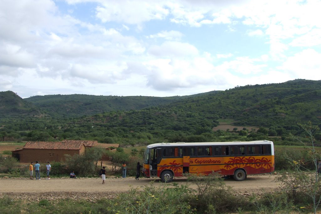 Parada forçada devido a pneu furado de ônibus a caminho de Sucre, Bolívia